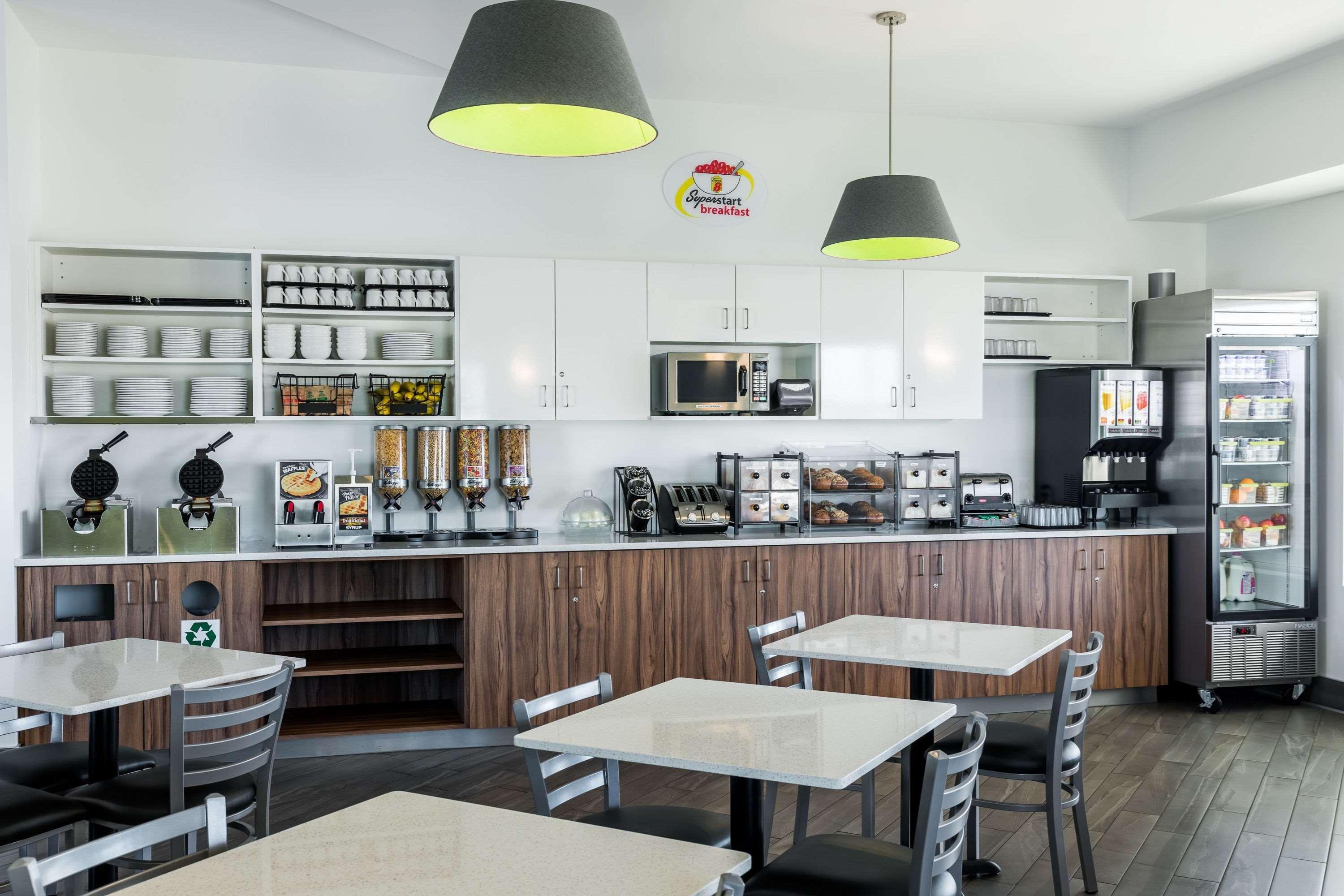 Super 8 By Wyndham Winnipeg West Εξωτερικό φωτογραφία