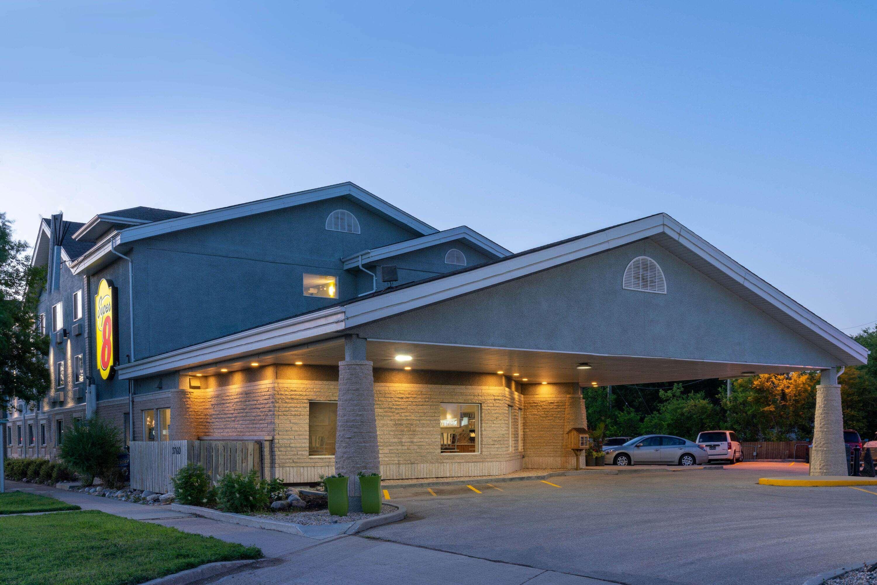 Super 8 By Wyndham Winnipeg West Εξωτερικό φωτογραφία