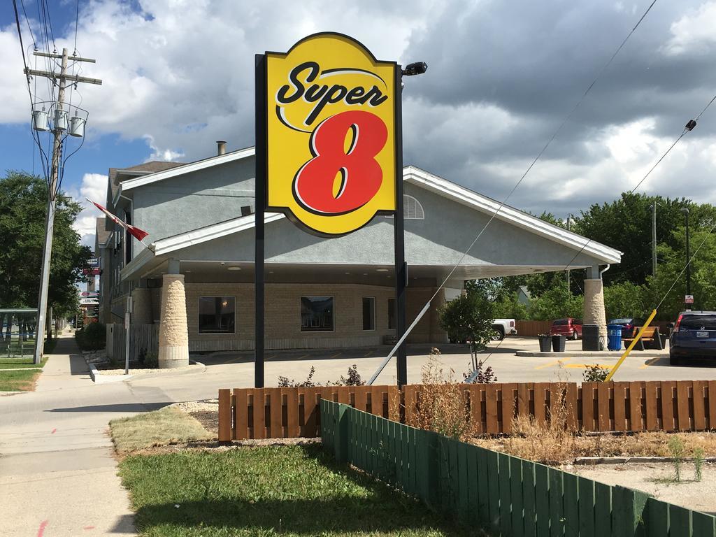 Super 8 By Wyndham Winnipeg West Εξωτερικό φωτογραφία