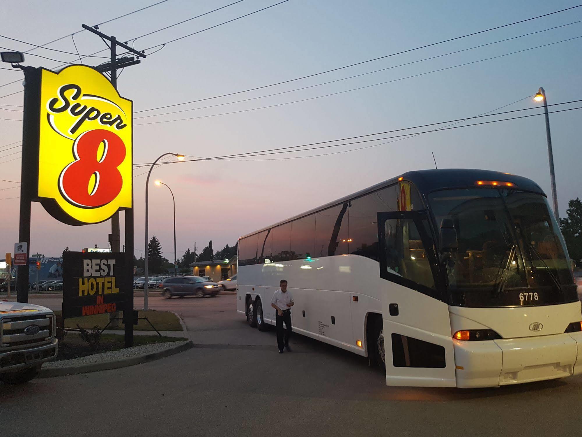 Super 8 By Wyndham Winnipeg West Εξωτερικό φωτογραφία